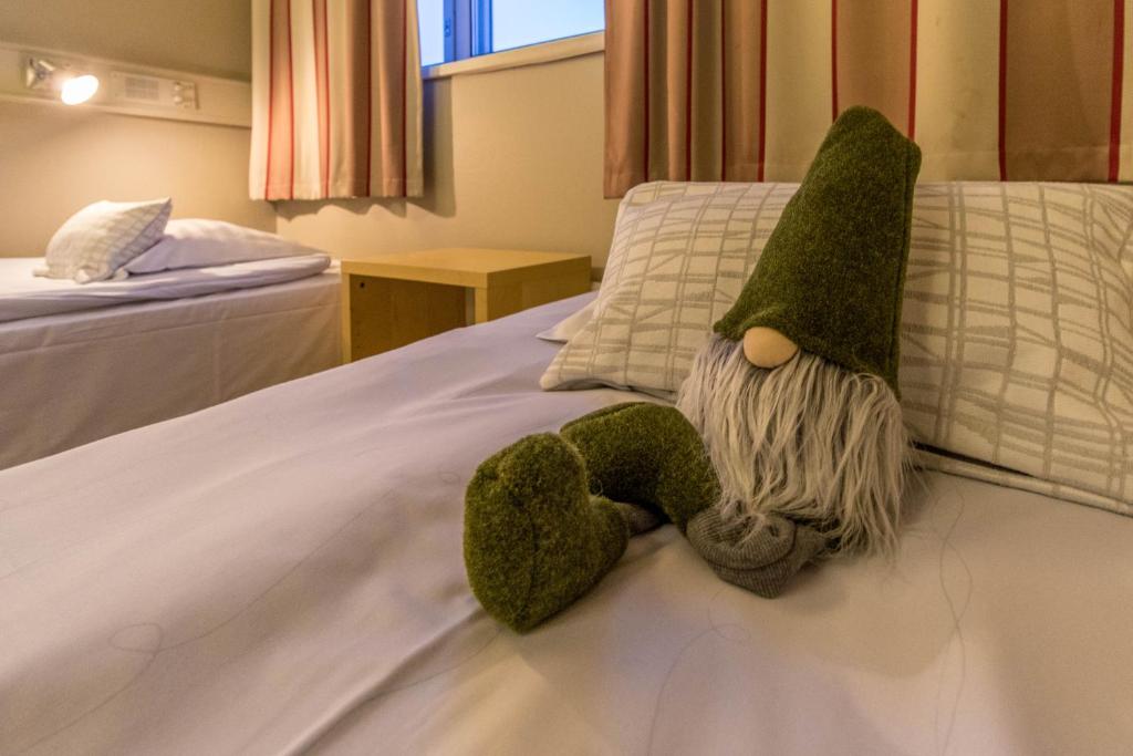 罗瓦涅米鲁道夫圣诞老人酒店的一种被填充的动物躺在床上