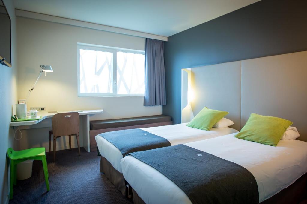 第戎第戎克莱蒙梭钟楼会议酒店的酒店客房配有两张床和一张书桌