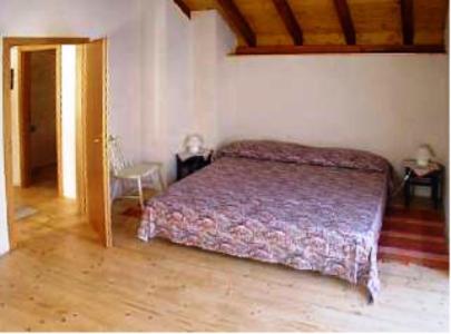 马贾卡萨伊琳酒店的一间卧室配有一张床,铺有木地板