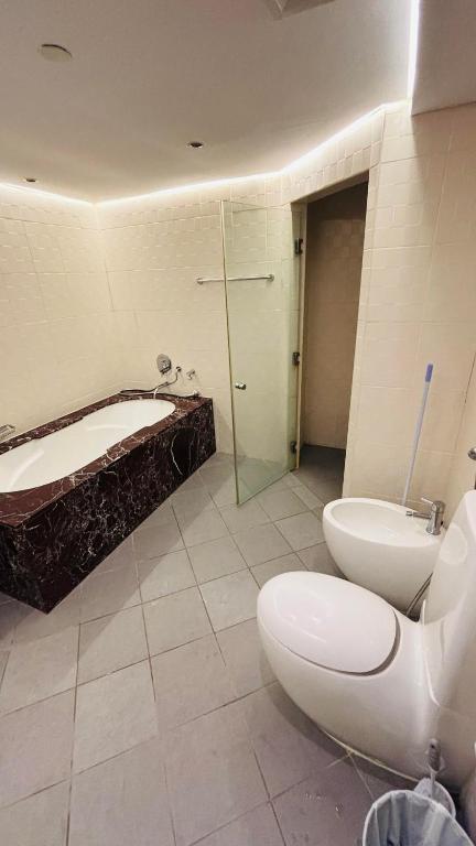 Ora Place JBR的一间浴室