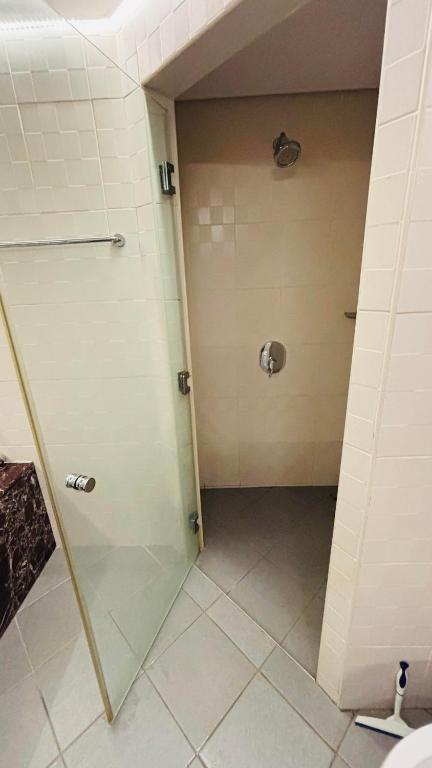 Ora Place JBR的一间浴室