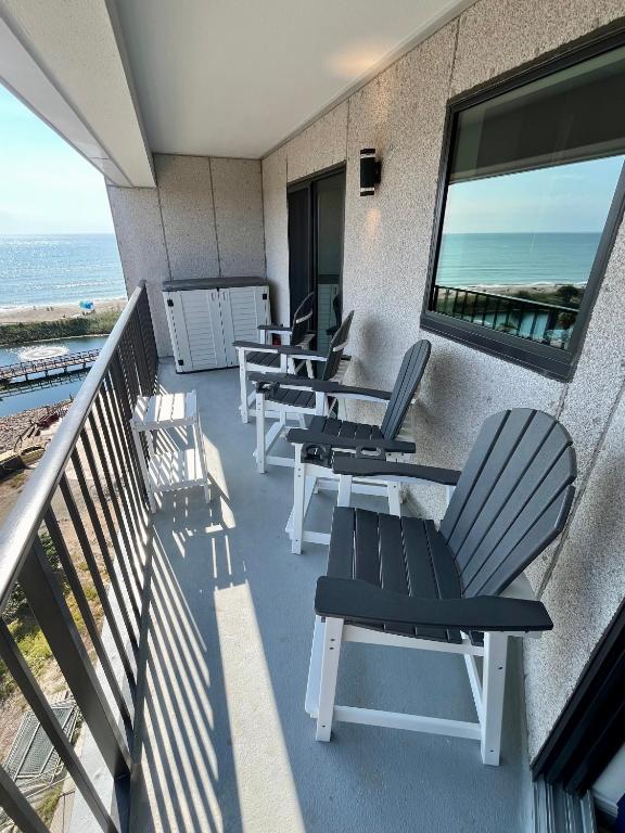 Luxe by the Sea - 5-Star Beachfront Escape的阳台或露台