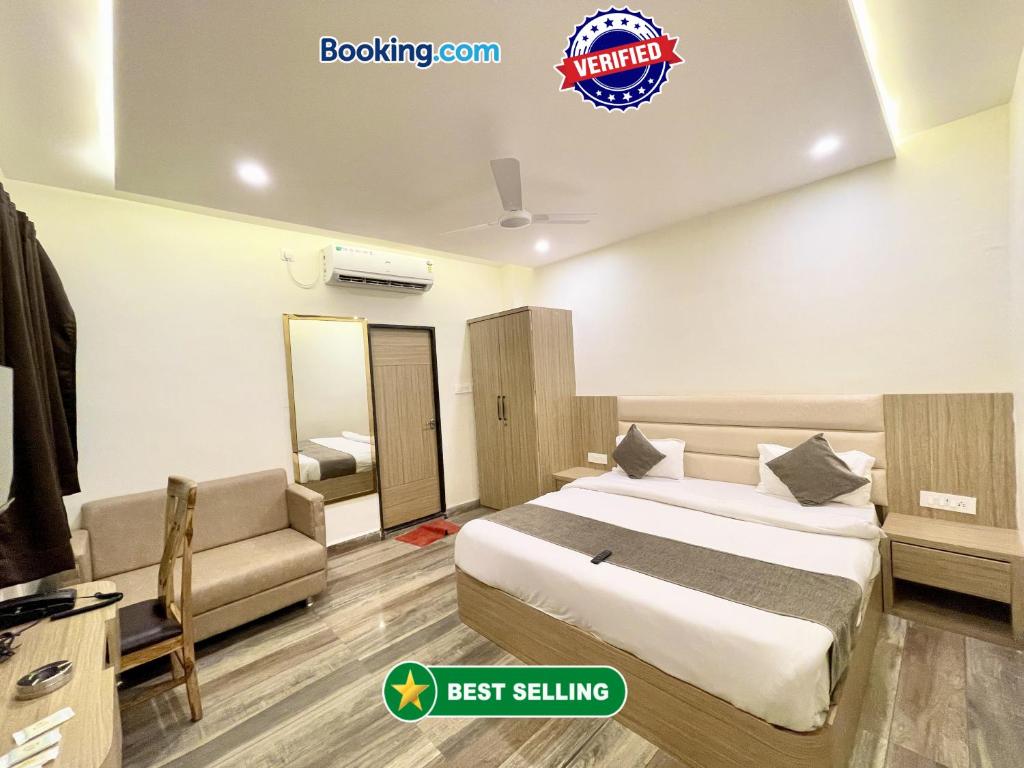 乌贾因HOTEL PRAKASH INN ! UJJAIN होटल प्रकाश fully-Air-Conditioned hotel at prime location with wifi & Parking availability, Newly constructed and Luxurious Rooms的酒店客房,配有床和沙发