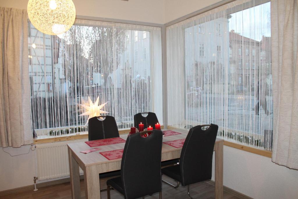 奎德林堡Ferien im Laden的一间带桌椅和大窗户的用餐室