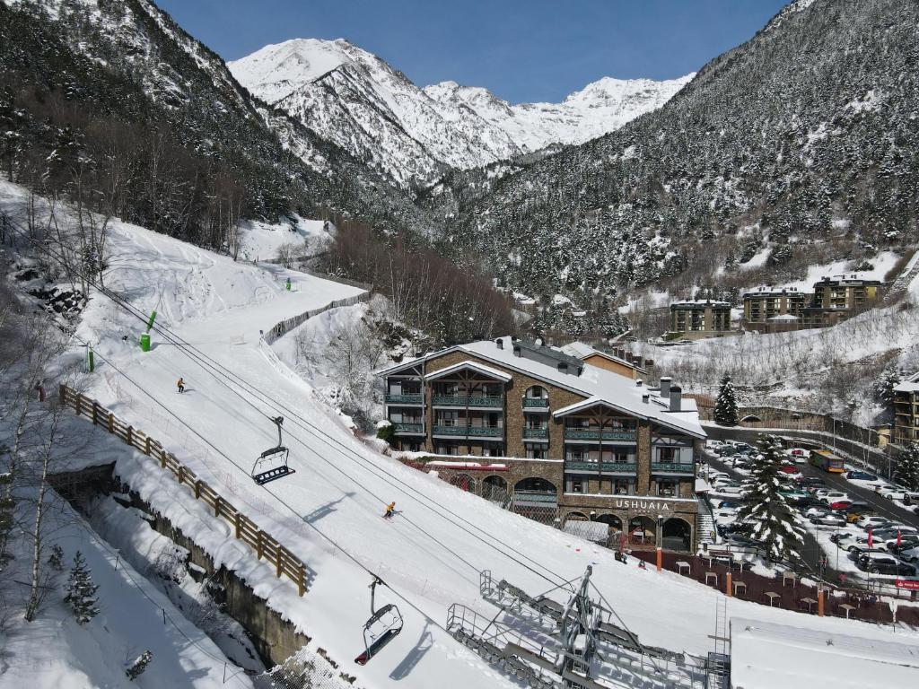 阿林萨尔Ushuaia, The Mountain Hotel的雪地滑雪胜地,带滑雪缆车