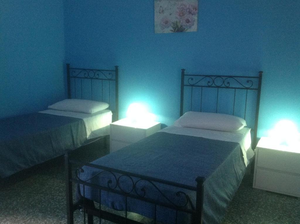 奥斯图尼I Cieli Di Ostuni的一间设有两张灯光床的房间