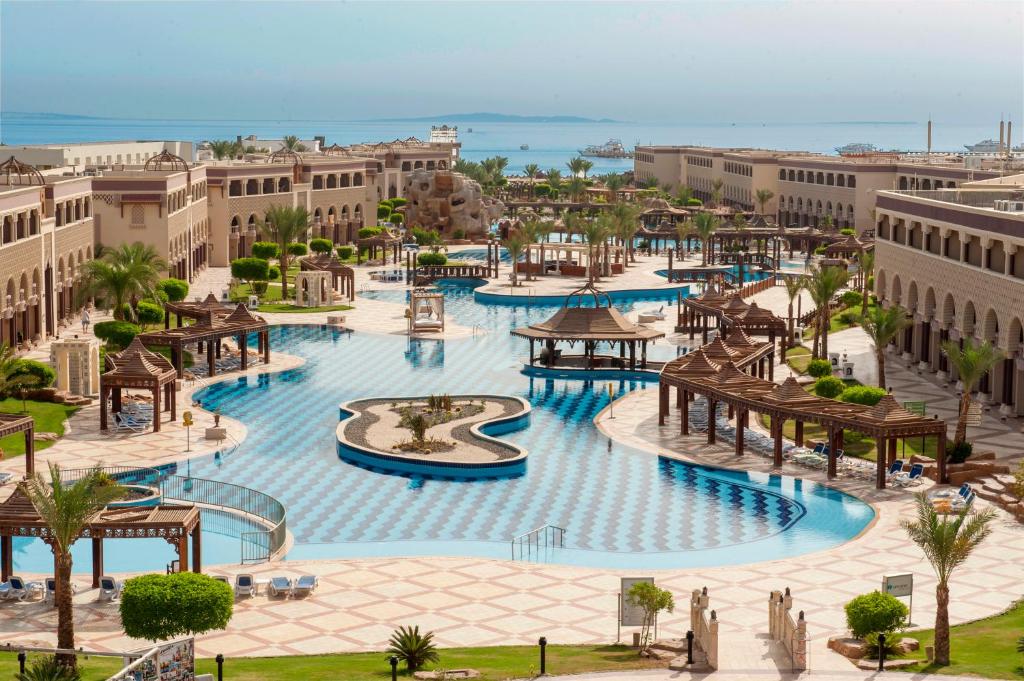 赫尔格达Sunrise Mamlouk Palace Resort的享有带游泳池的度假村的空中景致