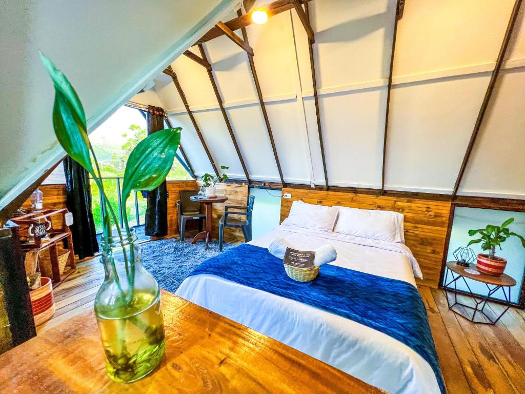 莱瓦镇Glamping Chalet Deluxe cerca al centro de Villa de Leyva - By Serena Morena的卧室配有一张床