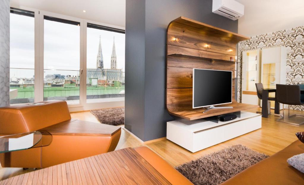 维也纳阿比斯之家服务公寓 - 沃提夫公园的客厅配有台面上的平面电视