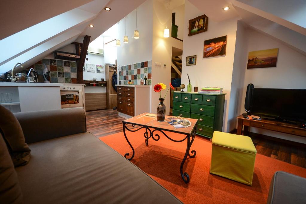 布达佩斯圣盖勒特广场 - 米尼卢克斯公寓的客厅配有沙发和桌子