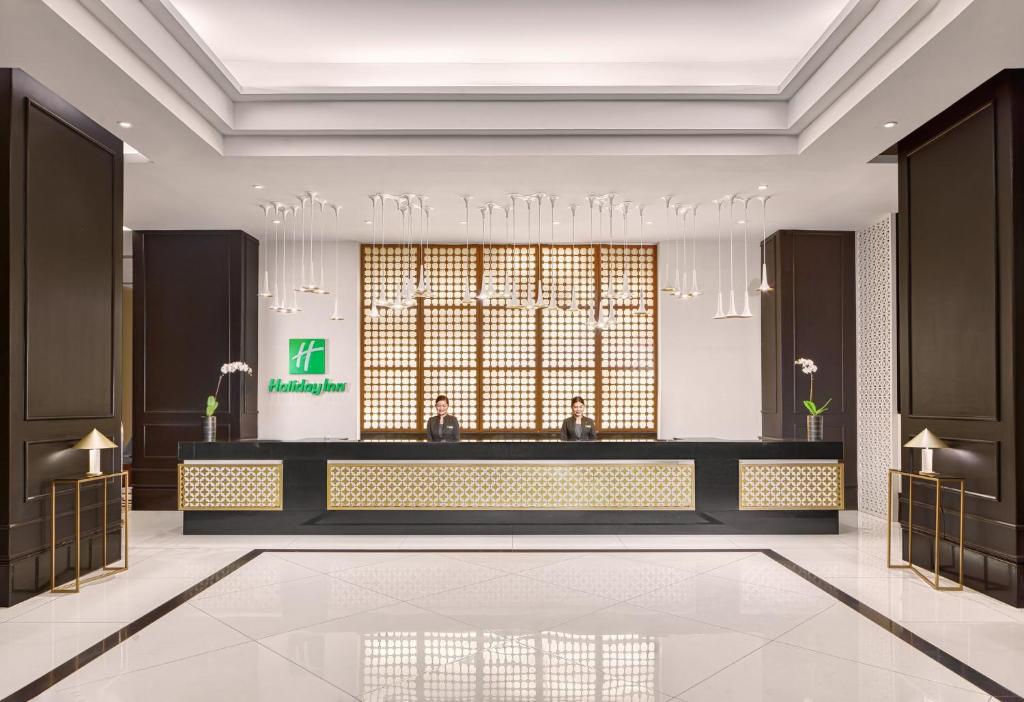 马尼拉Holiday Inn Manila Galleria, an IHG Hotel的酒店大堂,设有前台