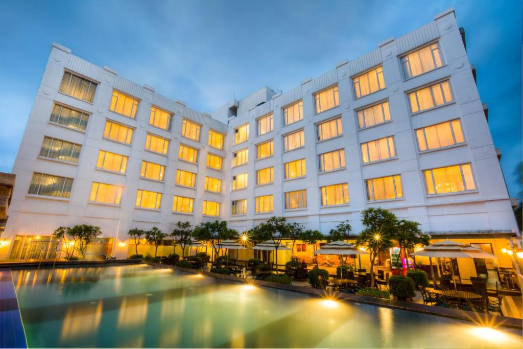 班加罗尔电子城罗陀丽景酒店的前面有一个游泳池的酒店
