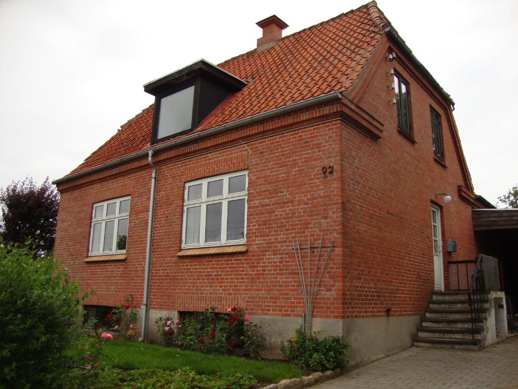 维堡Klosterpensionen Annex的红砖房子,有红色屋顶