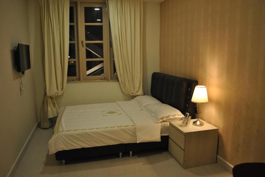 新加坡Jayleen Clarke Quay Hotel的一间小卧室,配有床和窗户
