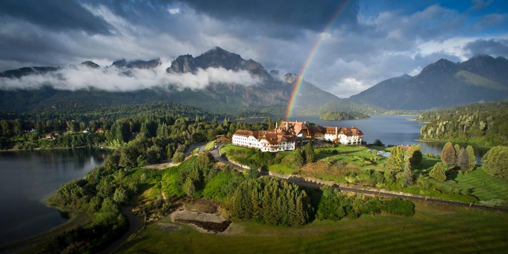 圣卡洛斯-德巴里洛切Llao Llao Resort, Golf-Spa的湖旁山丘上一座房子上的彩虹