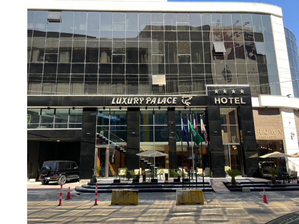 安曼Luxury Palace Hotel的一座大型建筑,拥有豪华的宫殿酒店