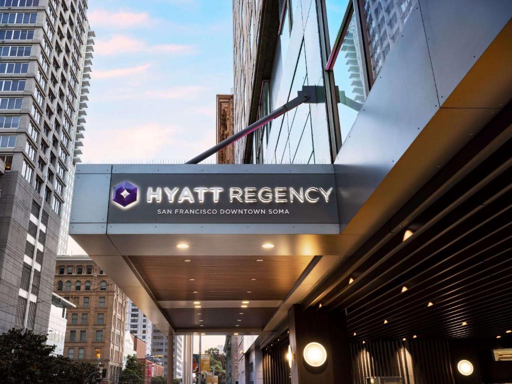 旧金山Hyatt Regency San Francisco Downtown SOMA的建筑前方的防暴标志