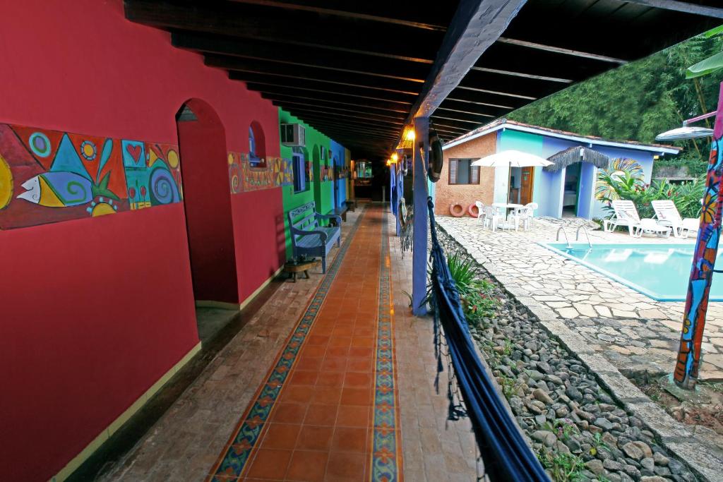 伊利亚贝拉希岛旅馆的一个带游泳池的房子的走廊