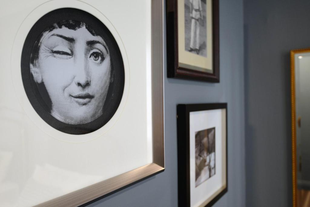 悉尼小别墅酒店的墙上一个女人的黑白照片