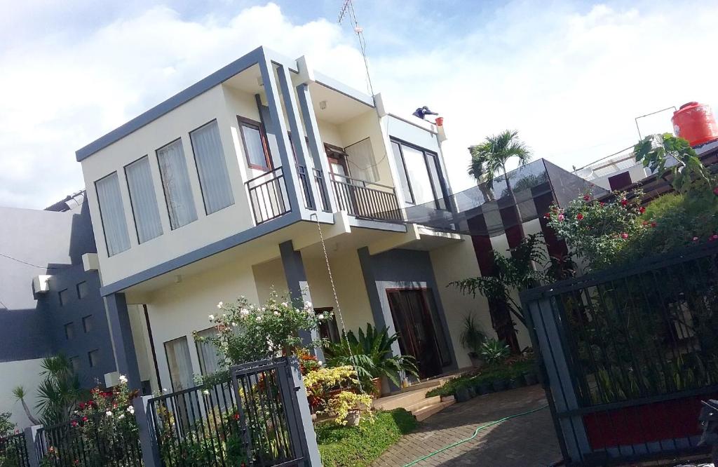 巴图苏迪的度假屋的白色的房子,有门和栅栏