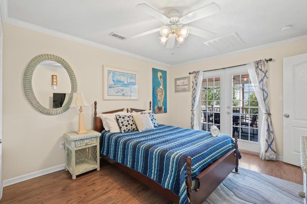 Domingos Beach Bungalow- Surfs Up客房内的一张或多张床位