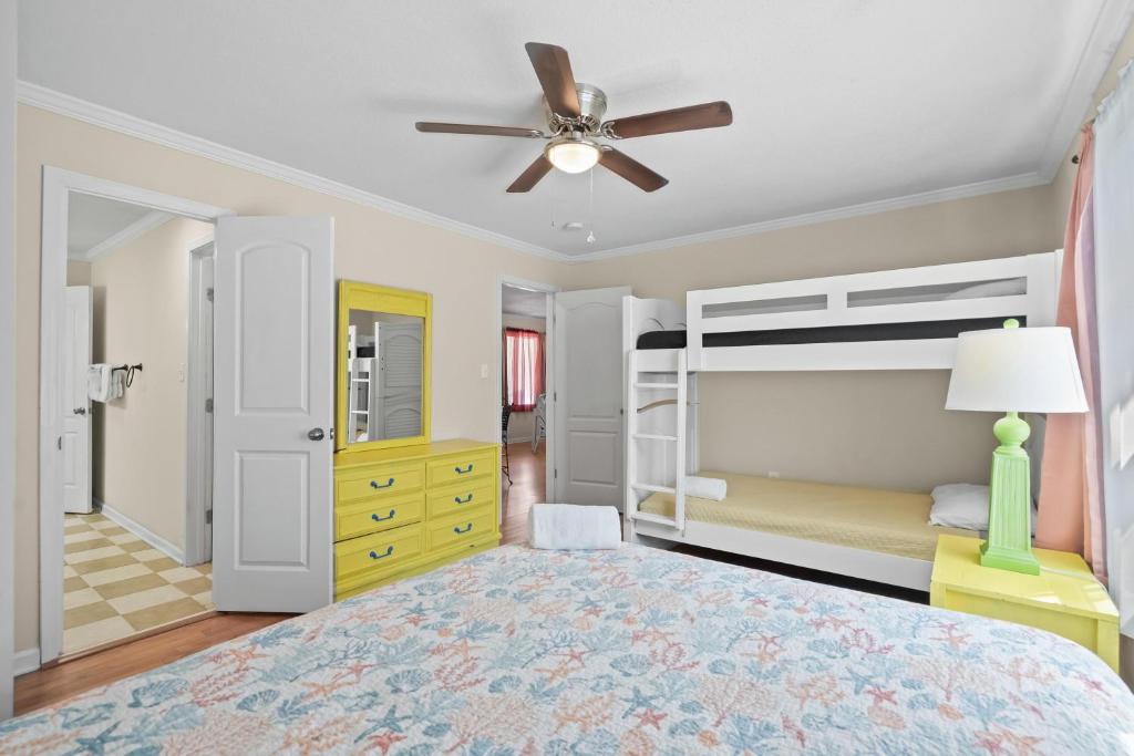 Domingos Beach Bungalow- Surfs Up客房内的一张或多张床位