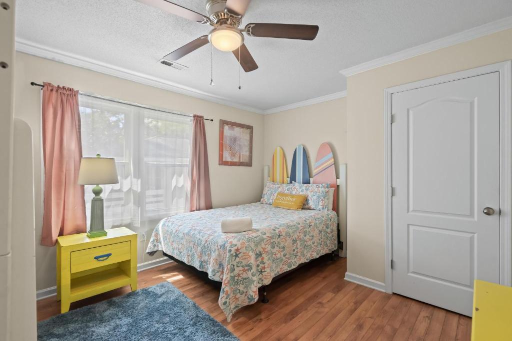 Domingos Beach Bungalow- Surfs Up客房内的一张或多张床位