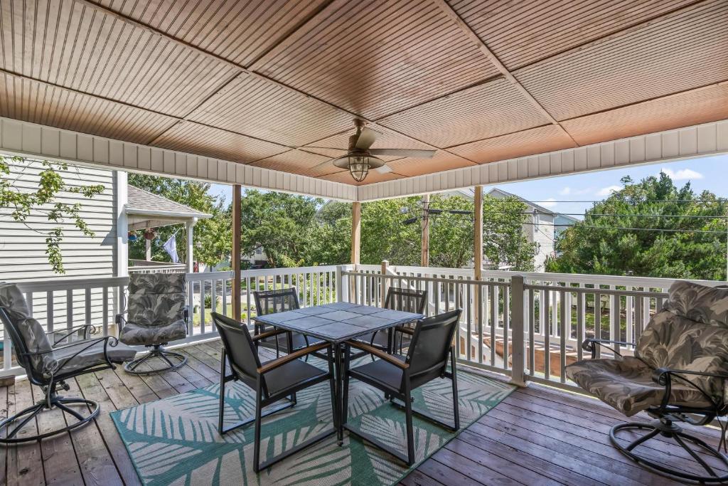 Domingos Beach Bungalow- Surfs Up的阳台或露台
