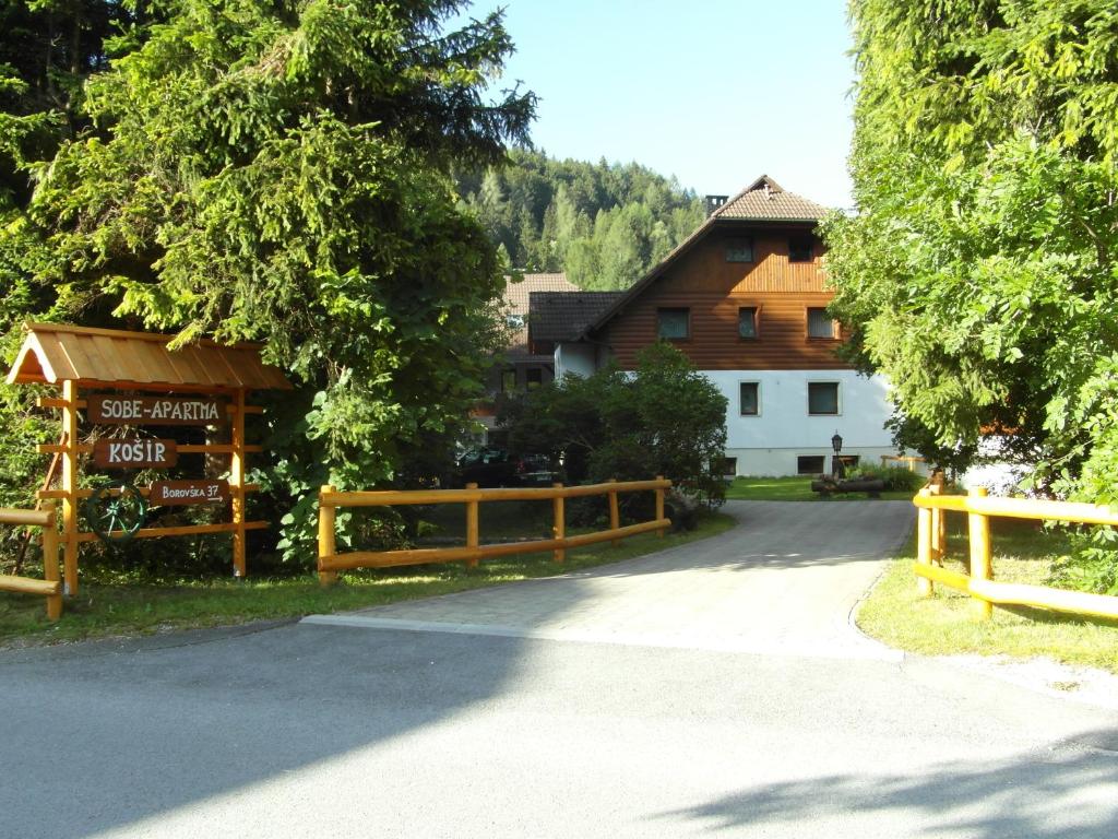 克拉尼斯卡戈拉Farm Košir的建筑和房子旁的木栅