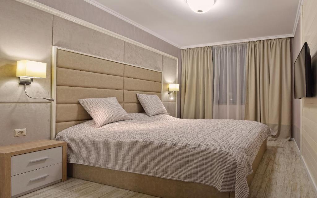 鲁塞Divona Studio的一间卧室配有一张大床和大床头板