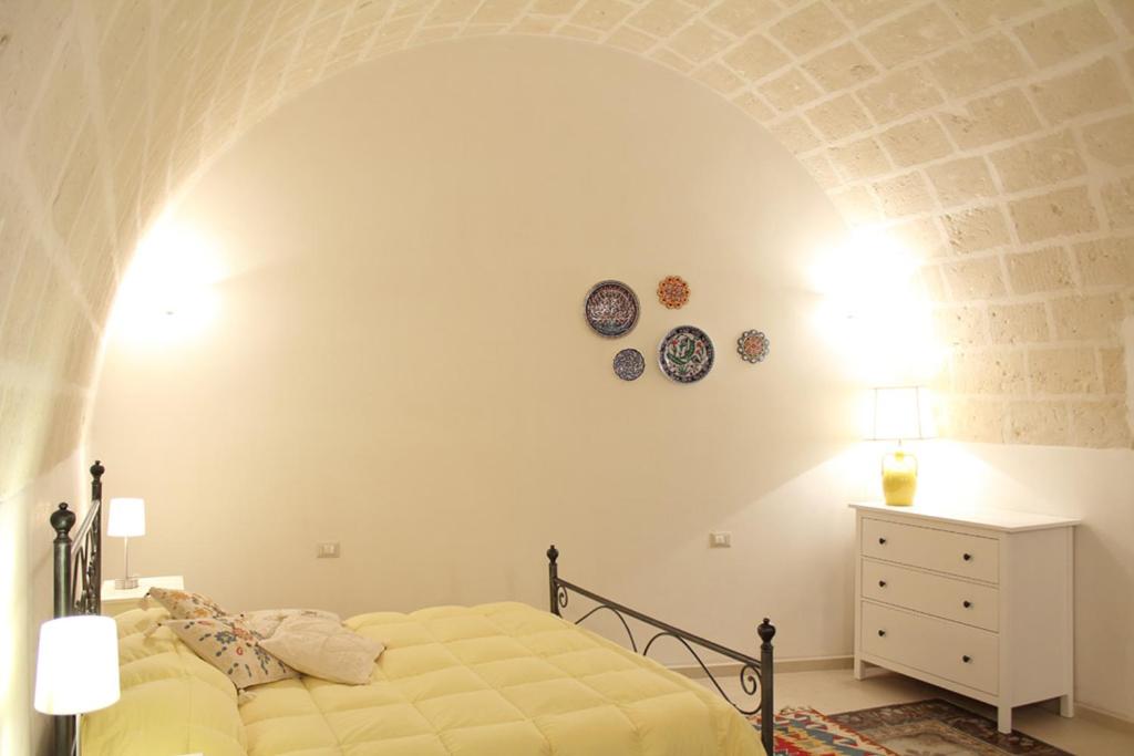 马萨夫拉B&B Corte Laterza的一间卧室设有一张床和白色的墙壁