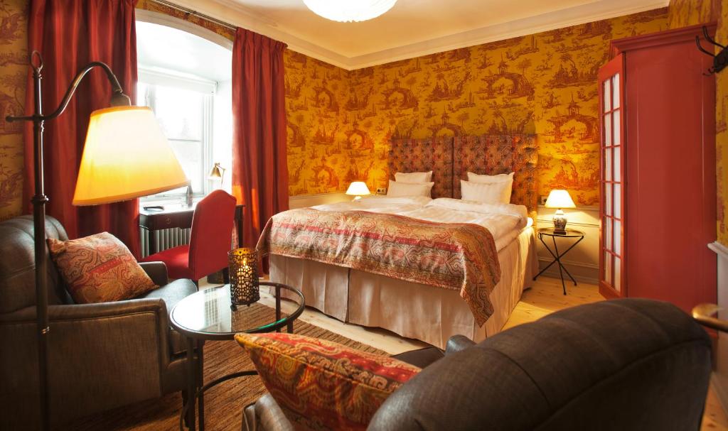 Rosersberg罗斯堡斯洛特肖特尔酒店的酒店客房,配有床和沙发