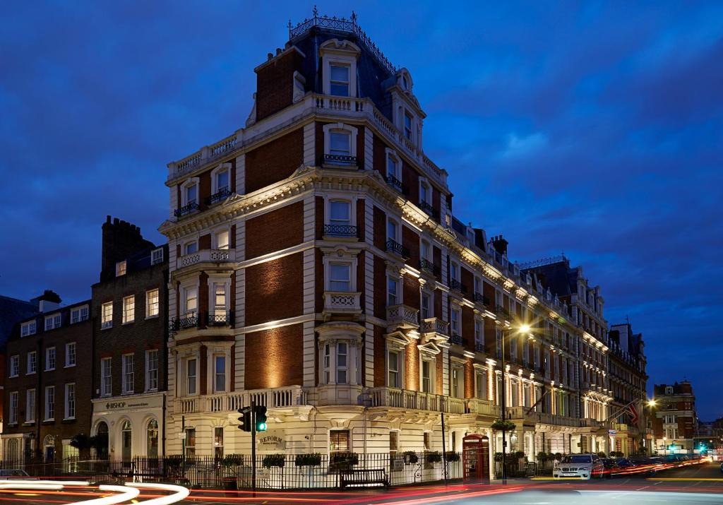 伦敦曼德维尔酒店的城市街道上的一个大型建筑