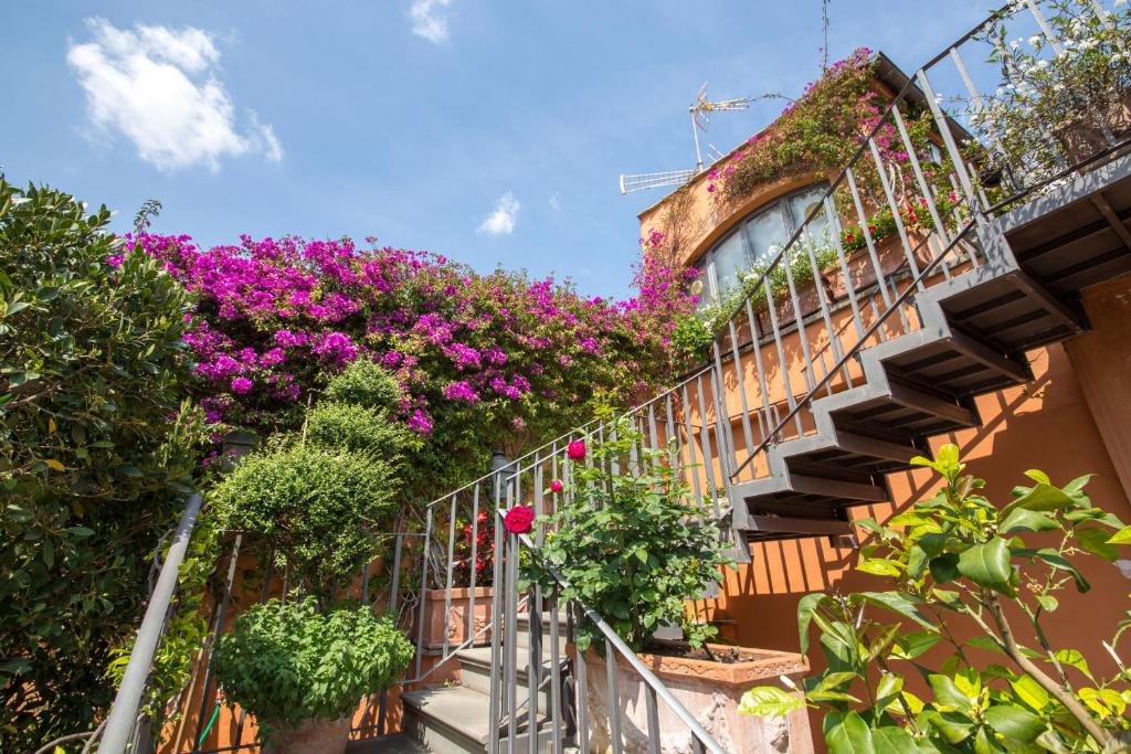 罗马莫扎特酒店的一座建筑的一侧有鲜花的楼梯