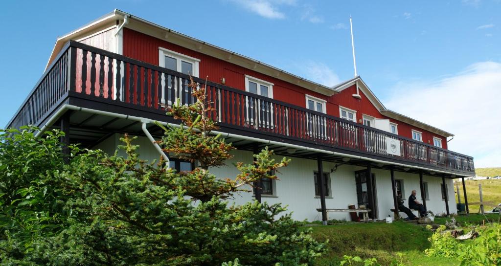 Djupavik迪居帕威客酒店的带阳台的红白色房屋