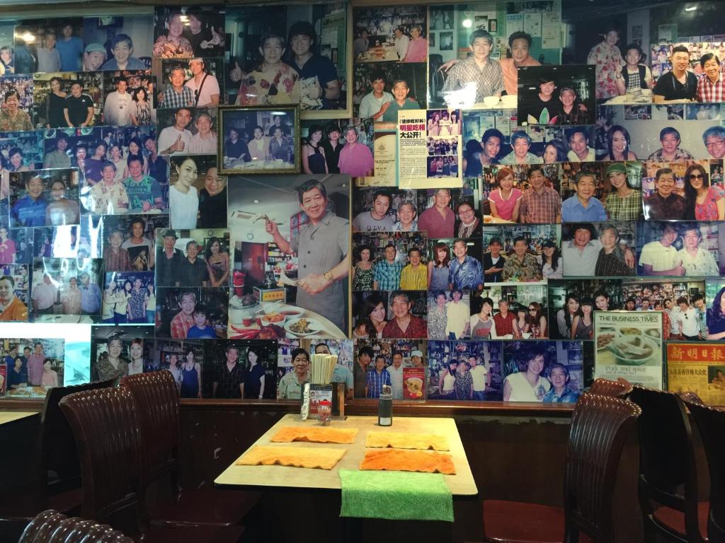 新加坡New Orchid Hotel的墙上挂着照片的餐厅里的一个桌子