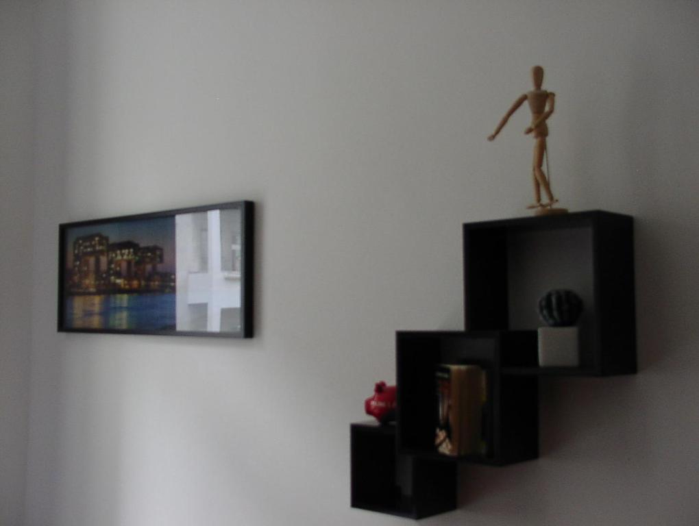 科隆班维智公寓的墙上一个男人的雕像,画着一张照片
