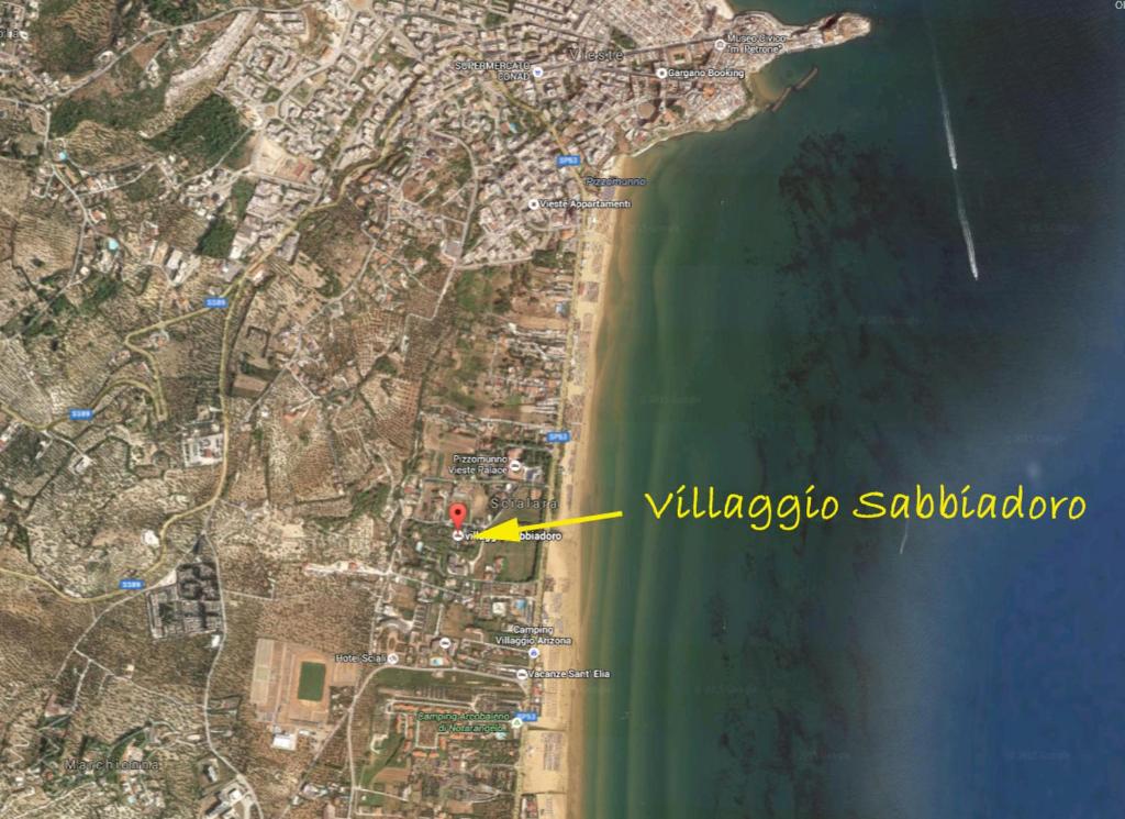 维耶斯泰Villaggio Sabbiadoro的一张黄色长方形的海滩地图