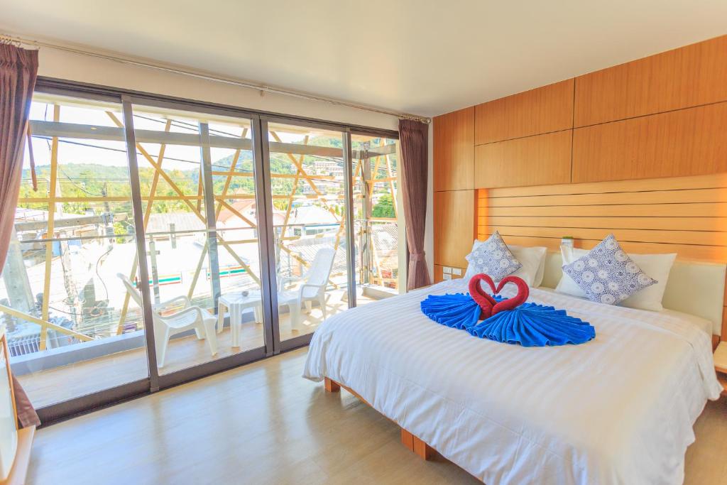 卡伦海滩阿克图尔宾馆的一间卧室,配有一张心形床