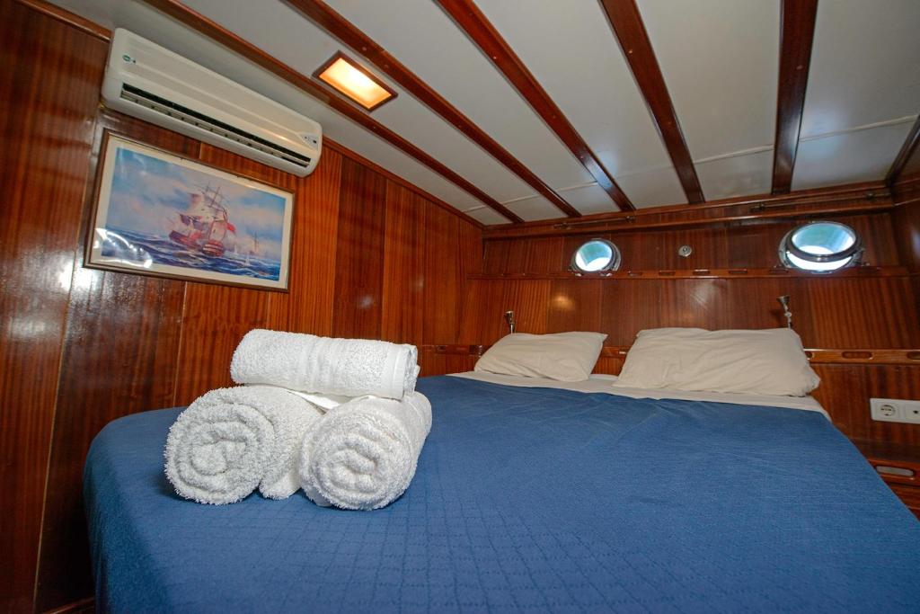 巴勒莫Tersane IV Vincitore 4 Hotel di Bruno Barbieri的船后方的一张带毛巾的床