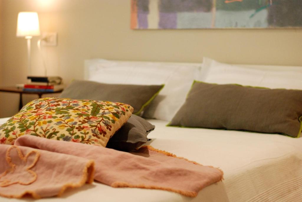 米兰伊索拉利伯拉旅馆的床上有两张枕头,有毯子