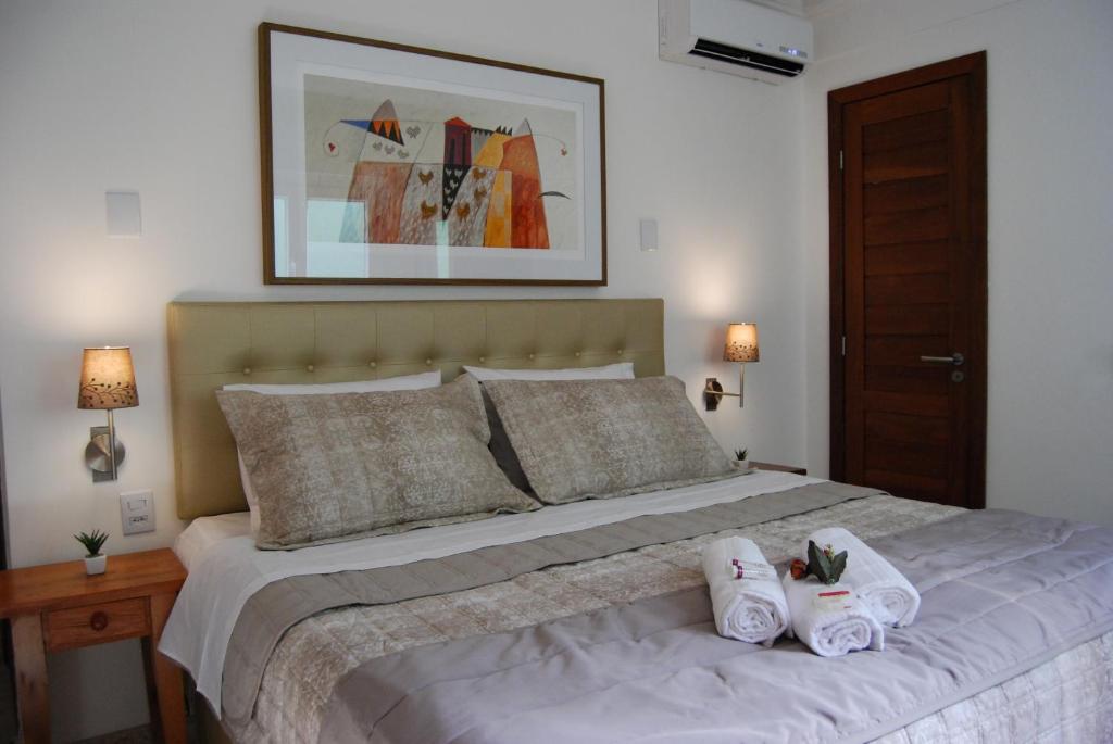 萨尔瓦多Pousada Bahia Pelô的一间卧室配有一张床,上面有两条毛巾