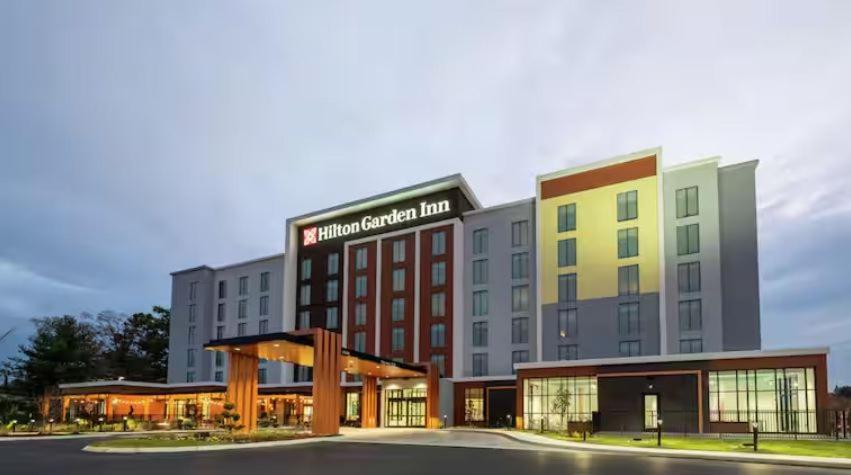 核桃溪Hilton Garden Inn Walnut Creek的建筑的 ⁇ 染