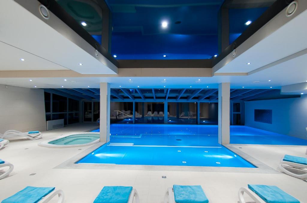 维斯瓦纽维夫酒店的蓝色天花板房子内的游泳池