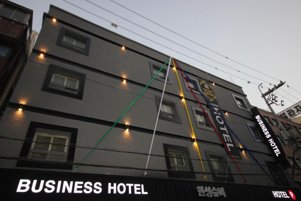 釜山BSB汽车旅馆的建筑的一侧有灯