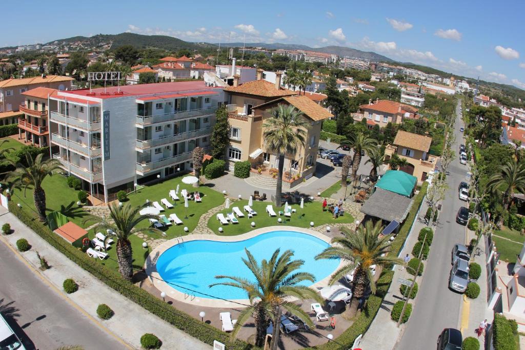 锡切斯苏布尔酒店的享有带游泳池的度假村的空中景致