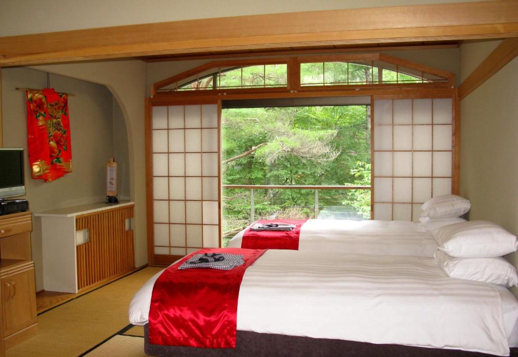 白马村白马酒店的一间卧室设有一张大床和一个大窗户