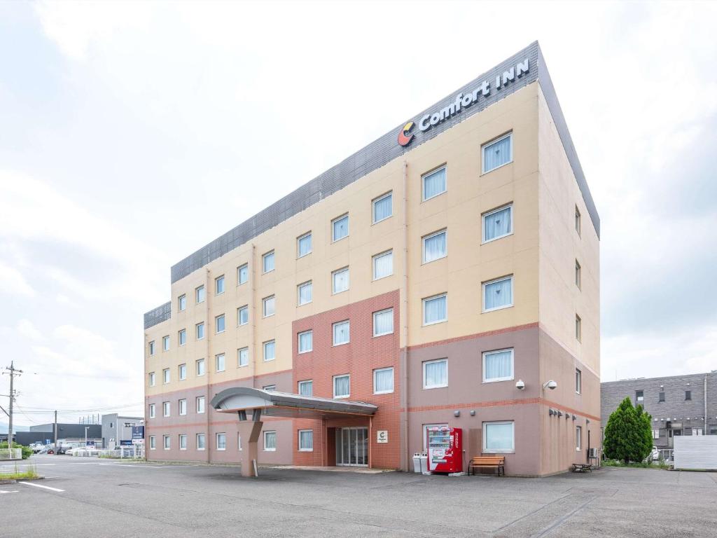 福井Comfort Inn Fukui的停车场内的大型建筑