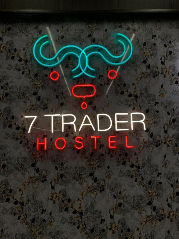 瓦拉纳西7 Trader Hostel的墙上有 ⁇ 虹灯的标志,上面写着zrider医院