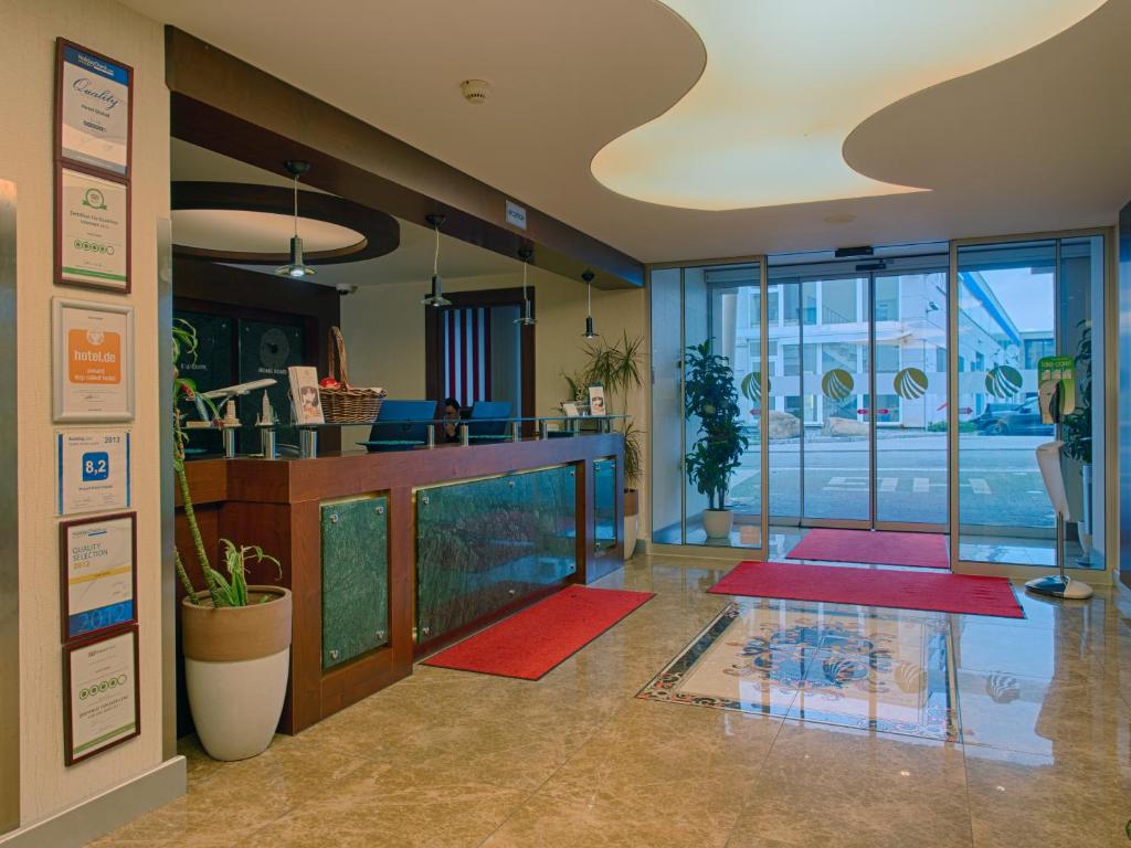 默费尔登-瓦尔多夫Airport Global Hotel, Olive INN的大厅,在房间内有鱼缸